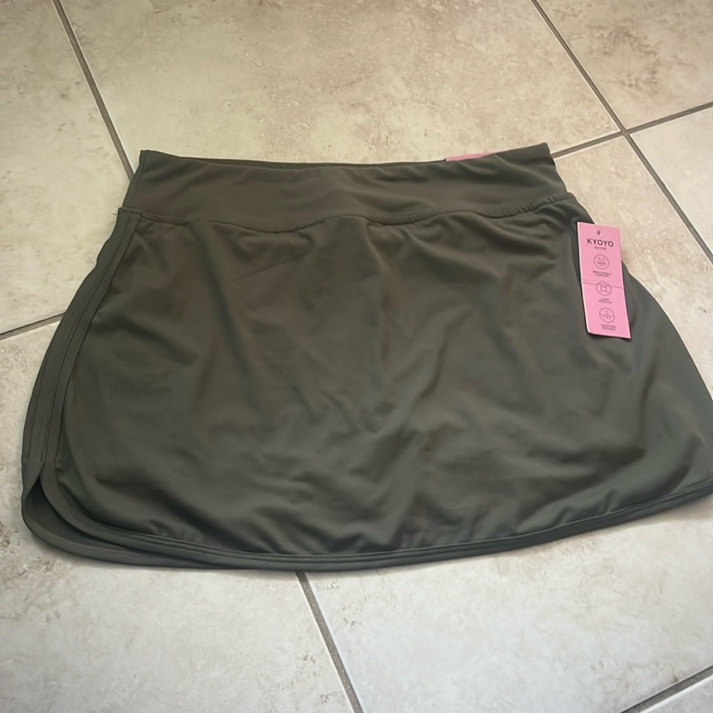 Kyoyo Active Olive Tennis Skirt with shorts and phone pocket Size Large